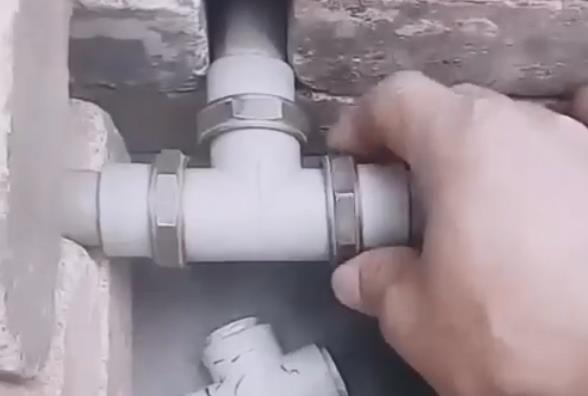 ppr三通怎么換視頻分享，老師傅竟用一個(gè)管件就解決了！