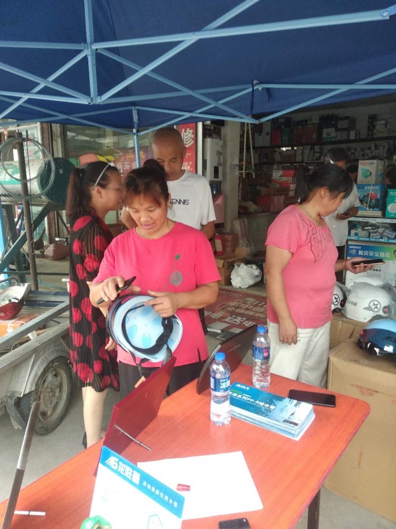 龍勝管海安運(yùn)營中心助力“一盔一帶”，贈千頂安全盔以踐行社會責(zé)任