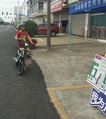 龍勝管海安運(yùn)營中心助力“一盔一帶”，贈千頂安全盔以踐行社會責(zé)任