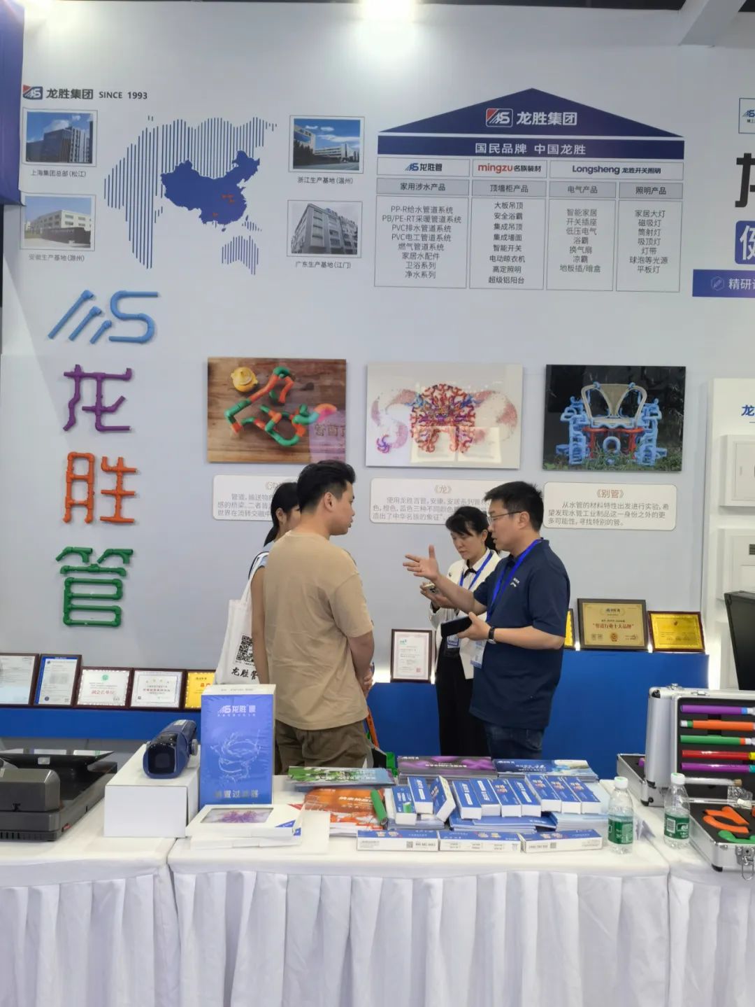 龍勝管2025成都建博會(huì)：用科技重塑健康，以藝術(shù)定義未來