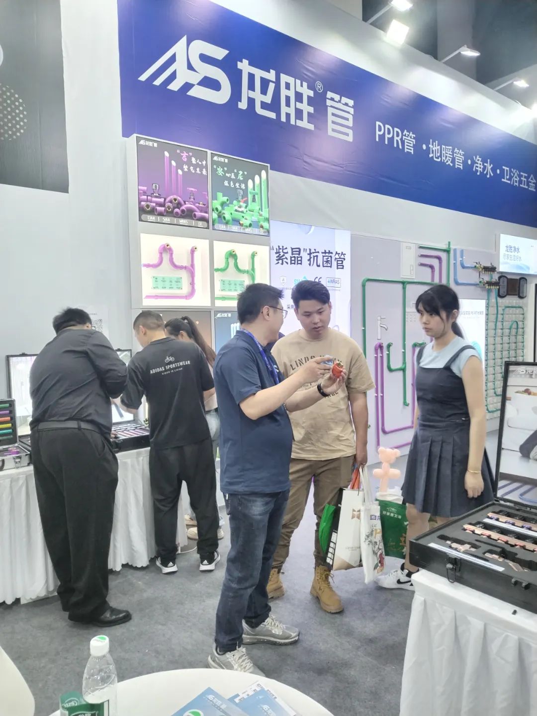 龍勝管2025成都建博會(huì)：用科技重塑健康，以藝術(shù)定義未來